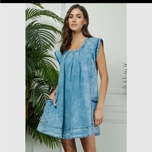 Medium wash pocketed jean denim boho bohemian dress! Sz. M
Cute ‘n cool ‘n sunny